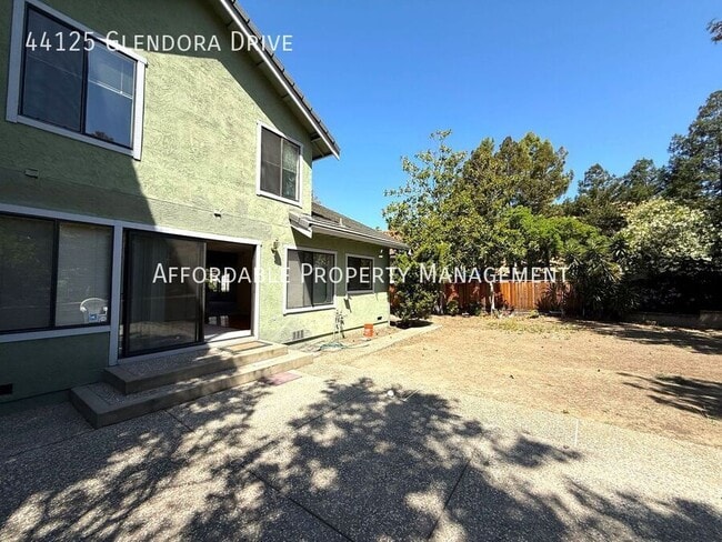 Building Photo - 44125 Glendora Dr