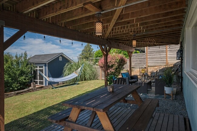 Building Photo - Ocean view 1 bedroom bottom floor unit close to Alki