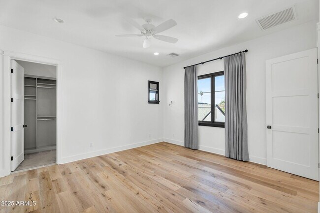 Building Photo - 4901 E Amelia Ave