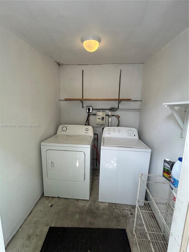 Building Photo - 2843 SW 37th Ct