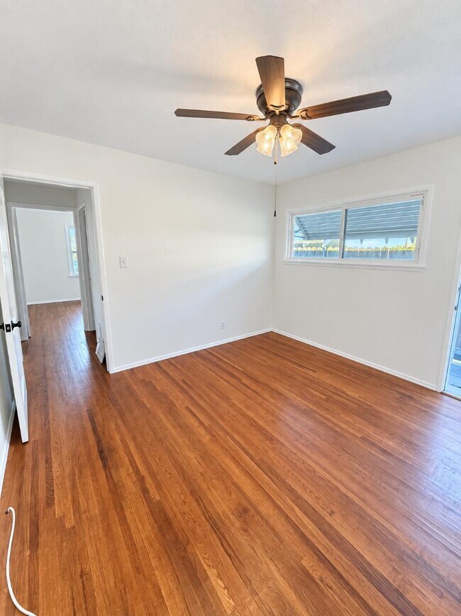 Building Photo - 12811 Oxnard St