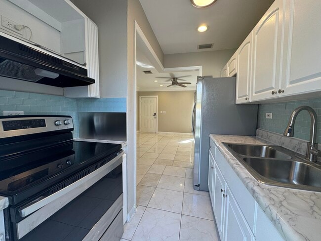 Building Photo - 839 NW 16th Terrace