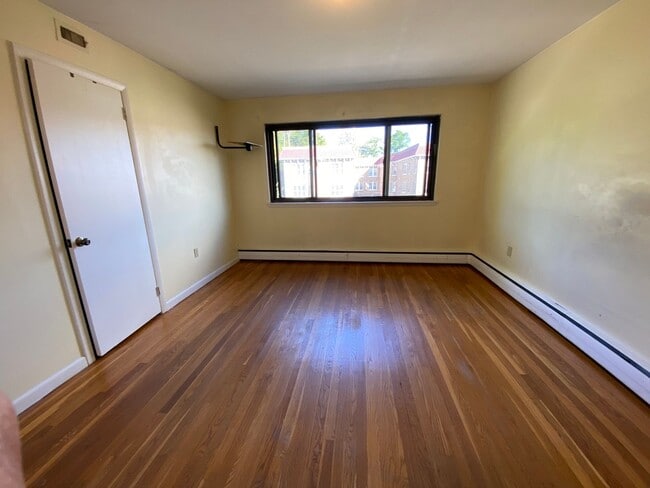 Building Photo - Concord Condo - Heat and Hot Water Included!