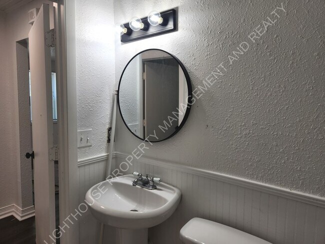 Building Photo - Charming 2 Bedroom Home With Sunroom And Storage