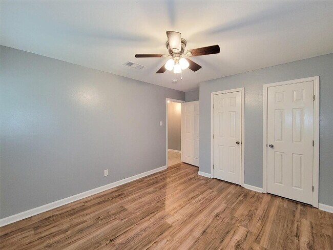 Building Photo - 3 Bed Home for Rent in Westbury 77035 with Large Fenced Yard & Deck