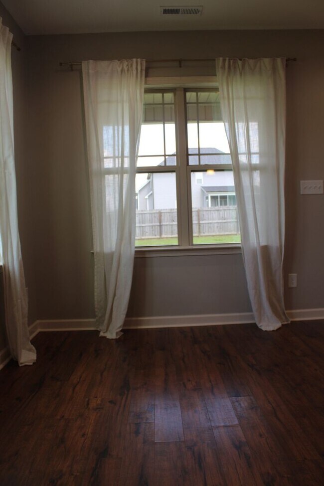 Building Photo - 3 Bed/2 Bath Home - Desirable Planter's Ridge Subdivision/CBA Schools