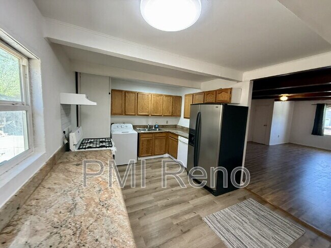 Building Photo - 335 Denslowe Dr