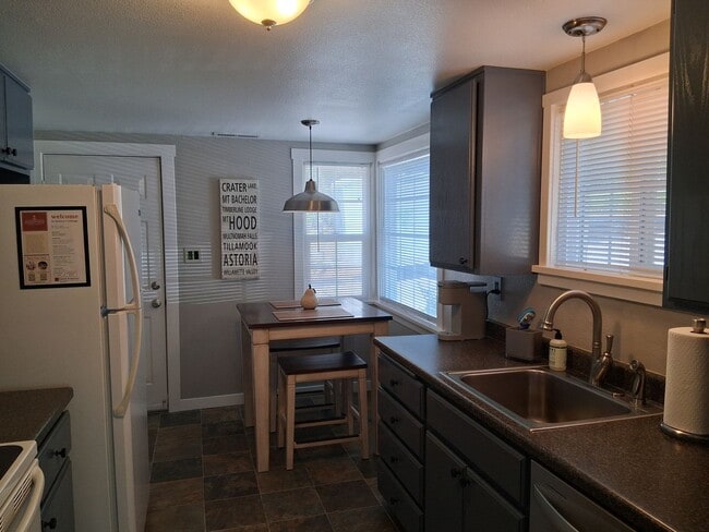 Building Photo - Kelsey's Cottage: Fully Furnished 2 bd/1ba...