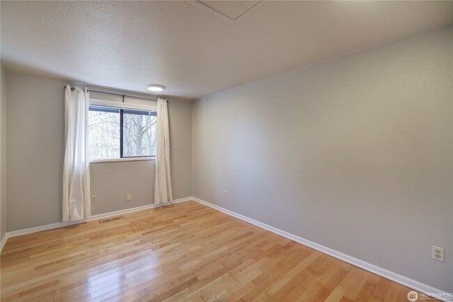 Building Photo - 3bd/2.5ba Bellevue House