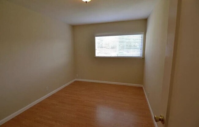 Building Photo - 273 Staples Ave