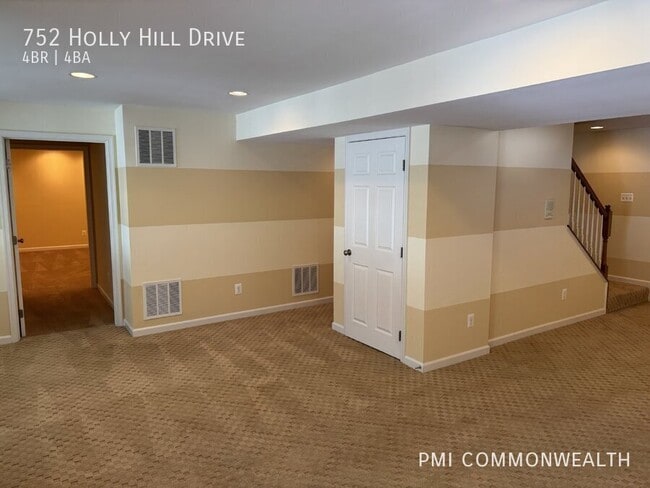 Building Photo - 752 Holly Hill Dr