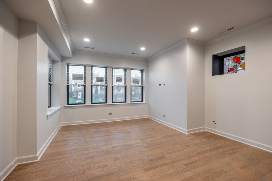 Building Photo - 3708 N Sawyer Ave