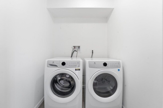 Building Photo - 5103 Meadowview Ave