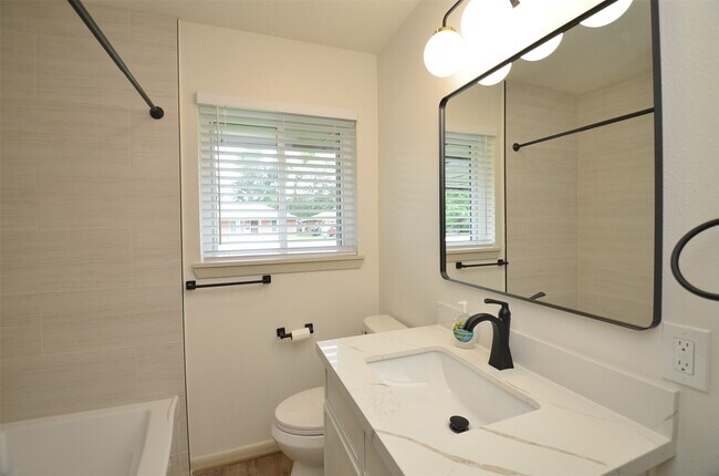 Building Photo - 9011 Theysen Dr