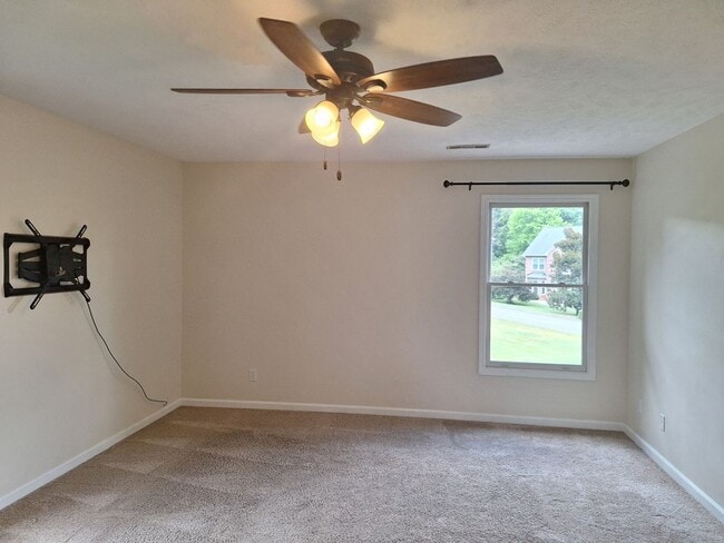 Building Photo - 4bd/3 bath located in desirable neighbor in Fox Den Subdivision in West Knoxville