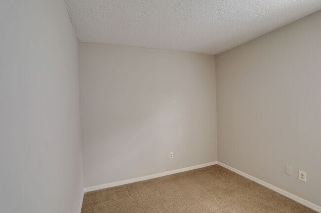 Building Photo - 370 Springdale Dr