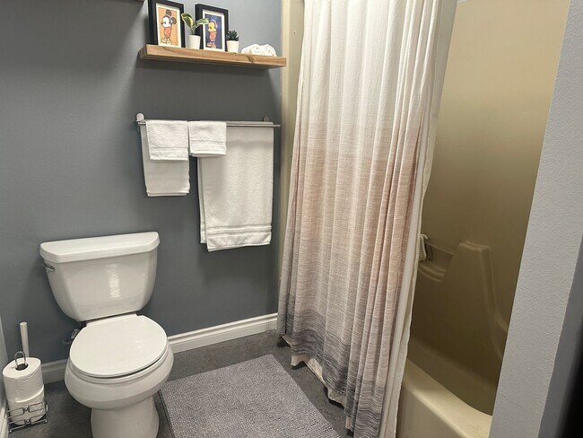 Building Photo - Super Comfortable Furnished Short term rental