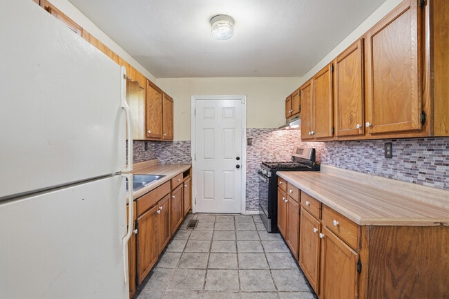 Building Photo - 517 11th Ct W