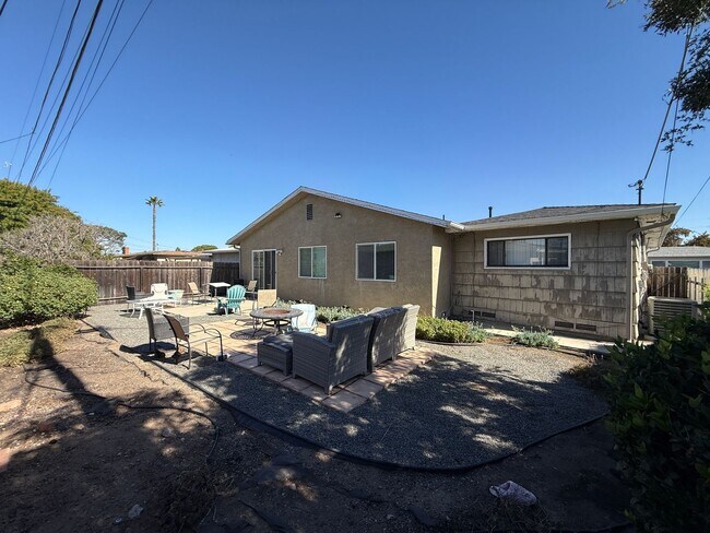Building Photo - 5BD 3 BA with a Great Yard!