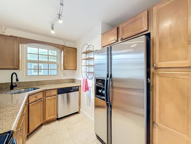 Building Photo - 305 SE 11th Ave