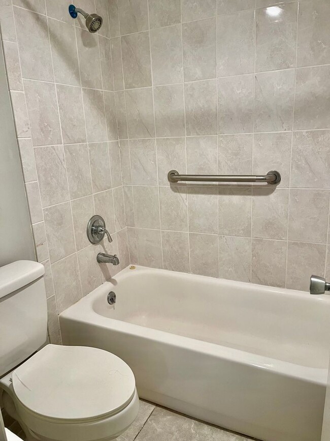 Building Photo - 2/2 First Floor in Poppleton Creek!