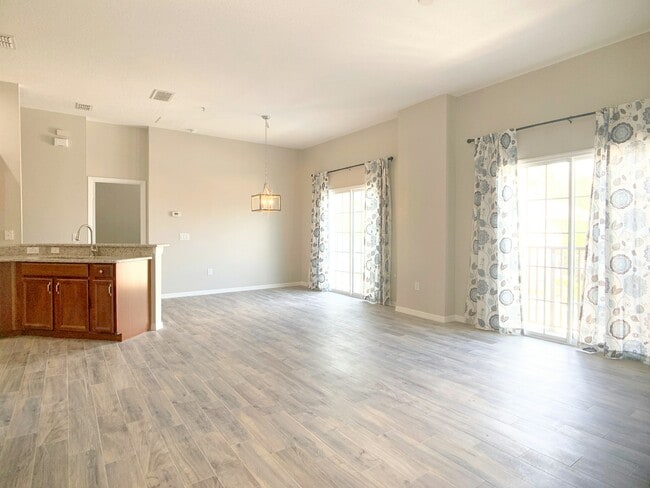Building Photo - 6446 S Goldenrod Rd