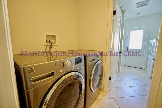 Building Photo - Country Club Home on Corner Lot, All One L...