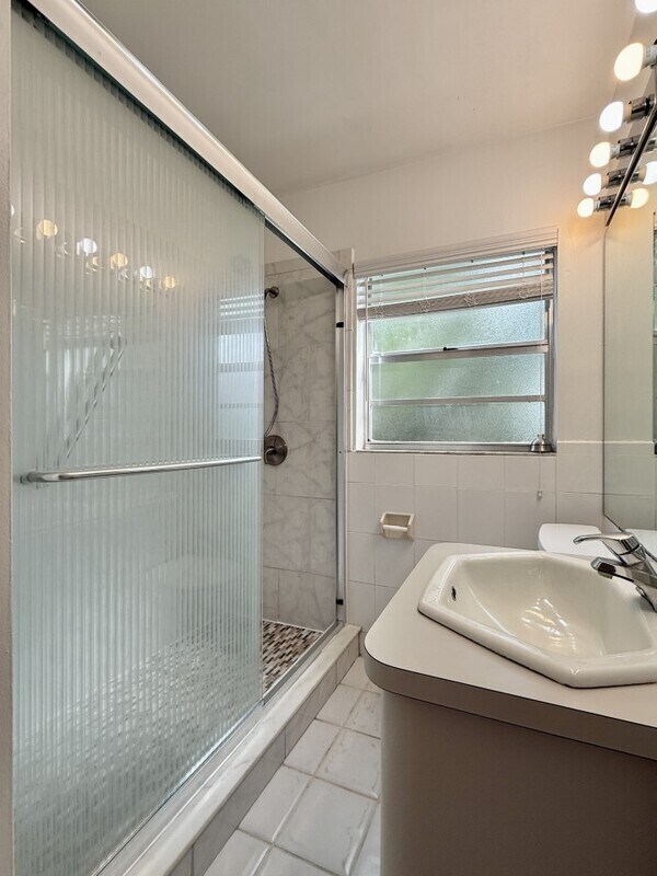 Building Photo - 1502 W Country Club Dr