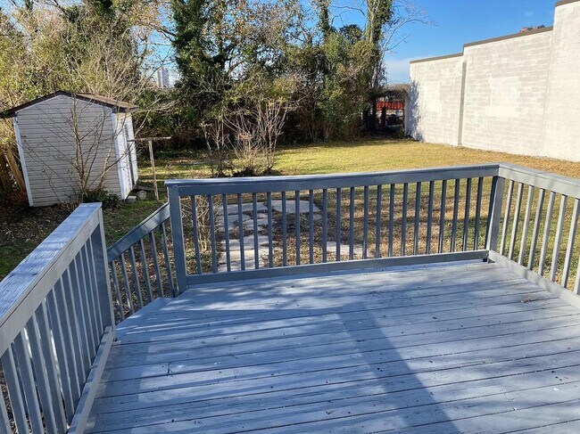 Building Photo - 327 S Main St