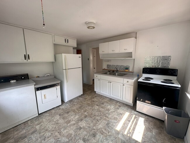 Building Photo - 260 Notch Hill Rd