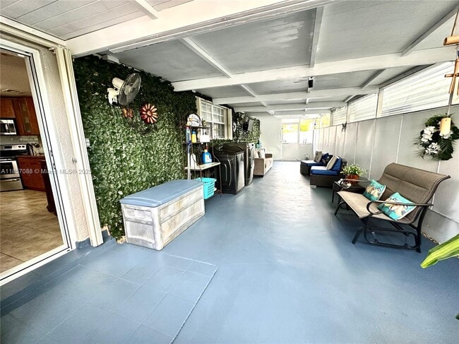 Building Photo - 660 W 70 Pl