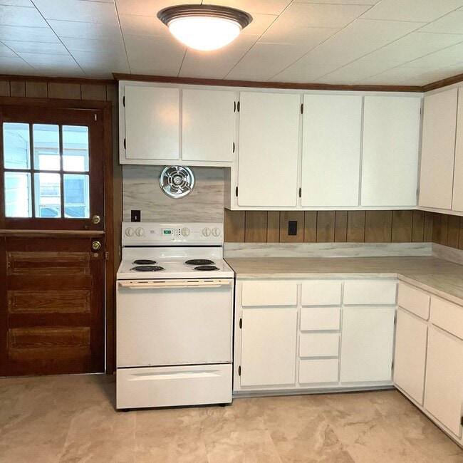 Building Photo - Farm house with 3 bedrooms, 1 1/2 baths