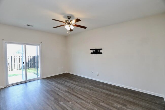 Building Photo - 2943 Old Field Rd