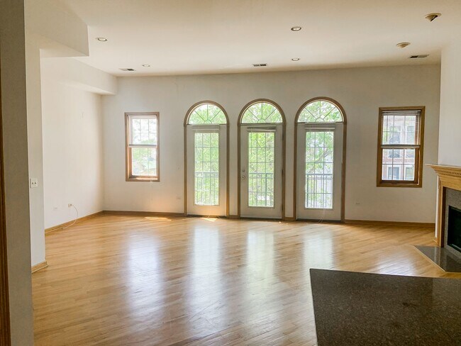 Building Photo - 2539 N Southport Ave