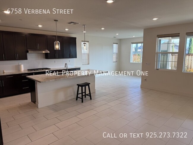 Building Photo - Gorgeous 4 Bedroom, 3 1/2 Bath Single Leve...