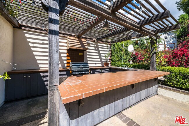 Building Photo - 2441 Glendower Ave