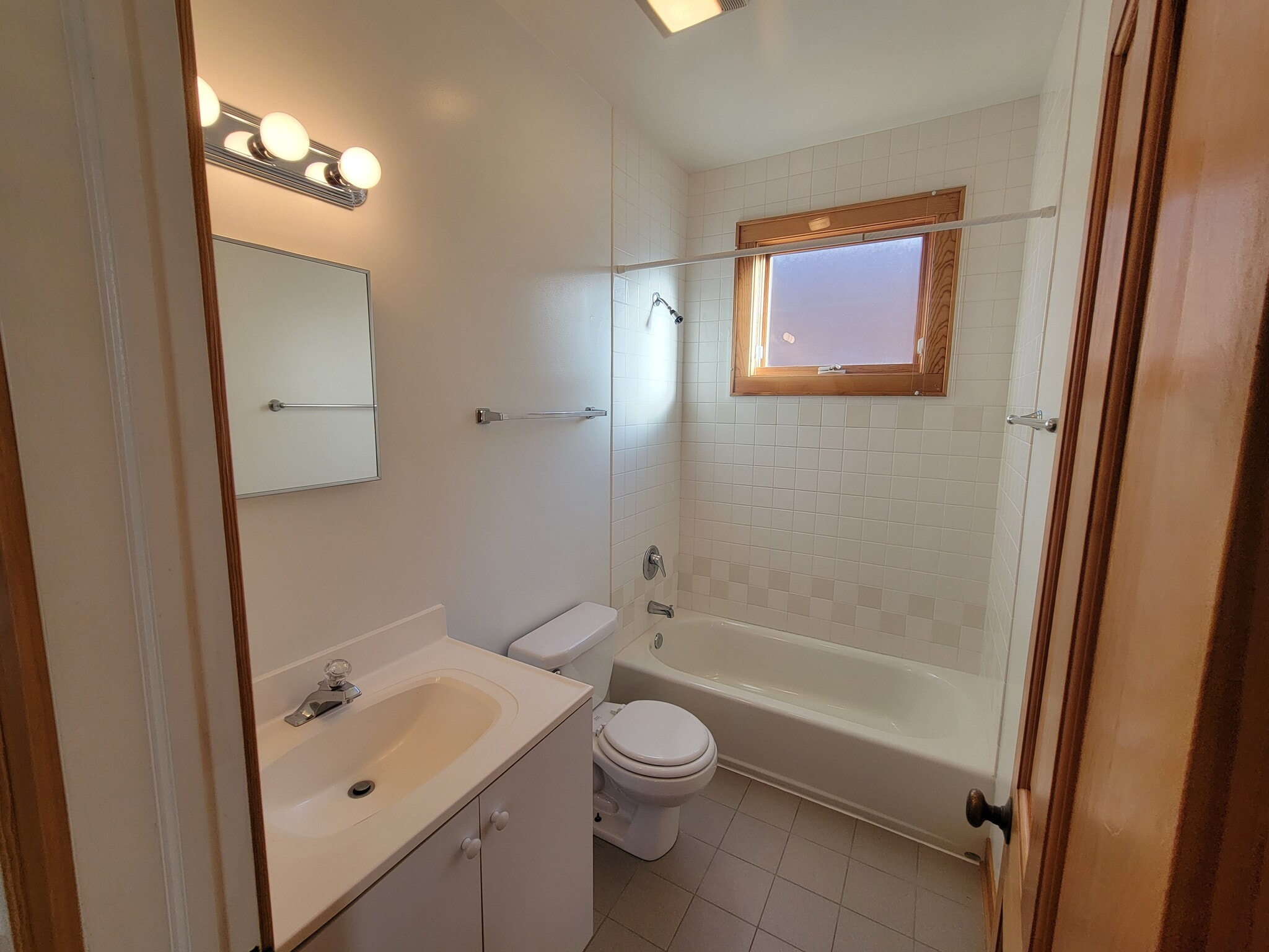 1st floor bathroom - 2648 N Greenview Ave
