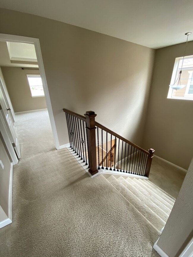 Building Photo - Lovely 4 Bedroom/3 Bathroom Erie Home - Available June!!