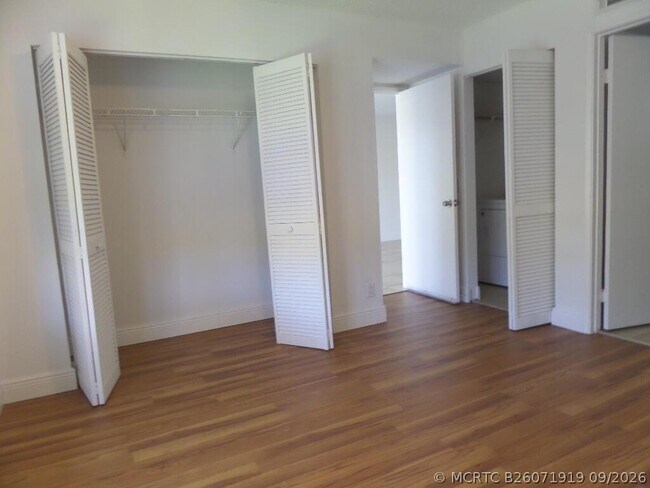 Building Photo - 1523 Lake Crystal Dr