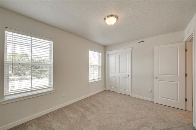 Building Photo - Townhome 2 bed / 2.5 bath in Boise!