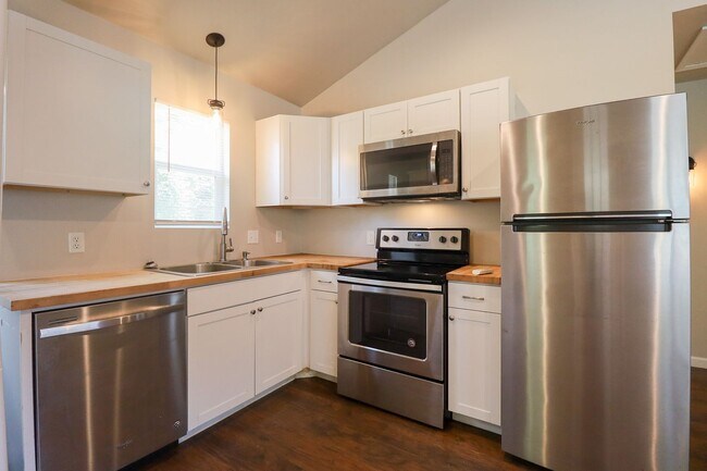 Building Photo - 1 Bed | 1 Bath |West Tulsa | $1050