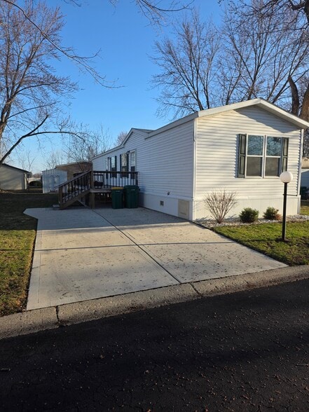 Building Photo - 103 Oak Ave