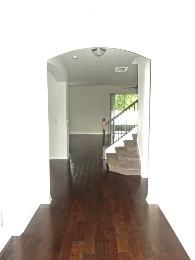 Building Photo - Spacious family home - 4 bedroom, 2.5 bath