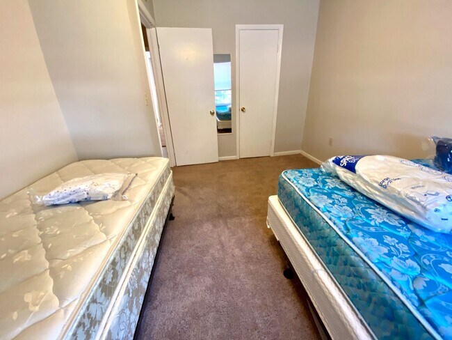 Building Photo - Flexible Lease Term Available for 2 Bed/1.5 Bath Townhome!
