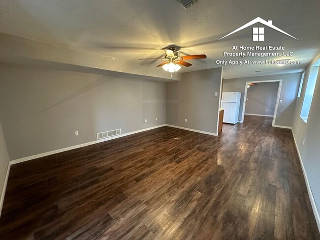 Building Photo - 101 E 10th St