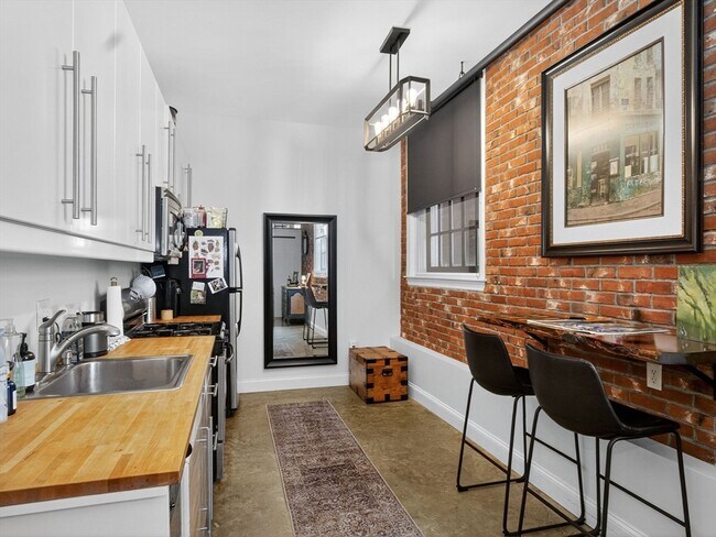 Building Photo - 7 Crombie St