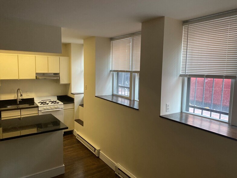 Building Photo - 38 Phillips St