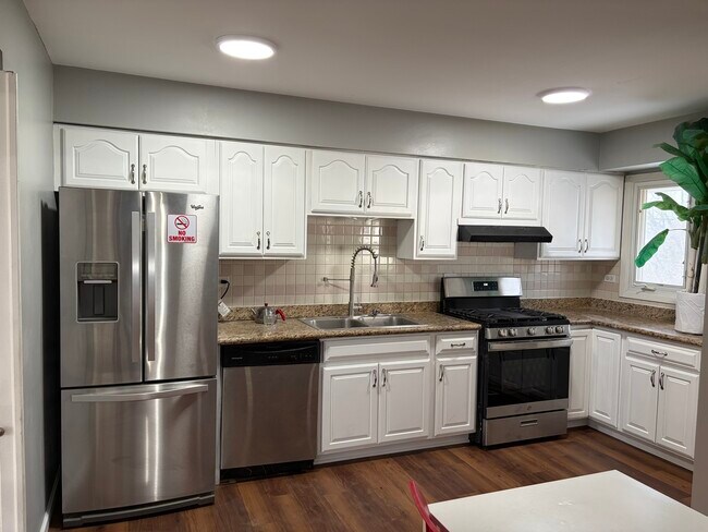 Building Photo - 1200 Glen Ln