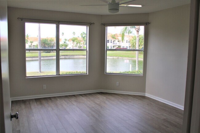 Building Photo - Unfurnished Annual Updated Ground Level 2/2 split plan Condo-Vista Verde East (Isla Del Sol)