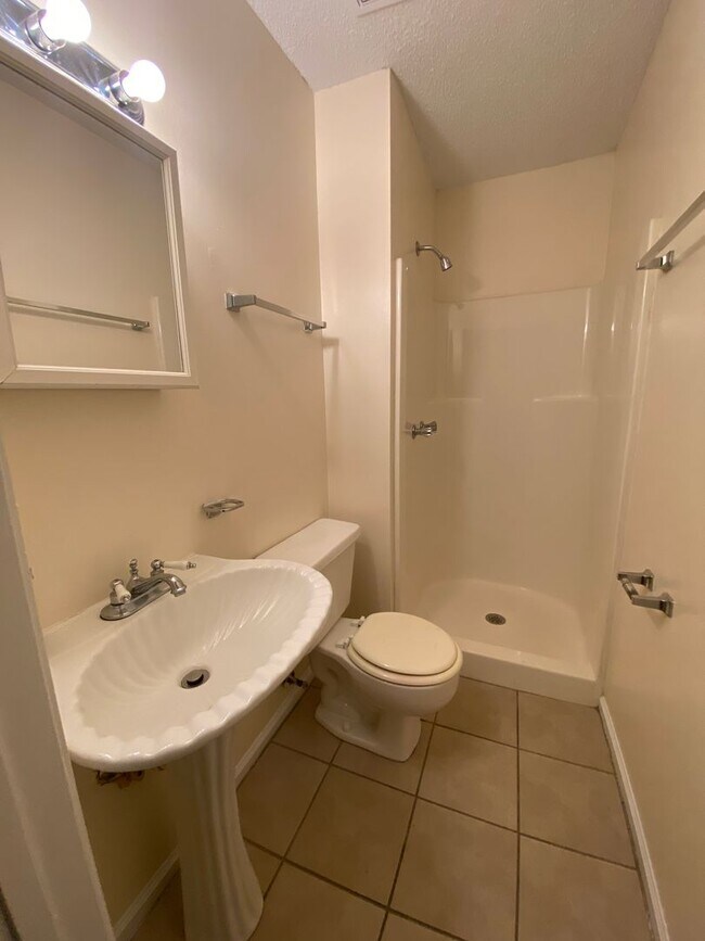 Building Photo - 185/187 Shoemaker Ct